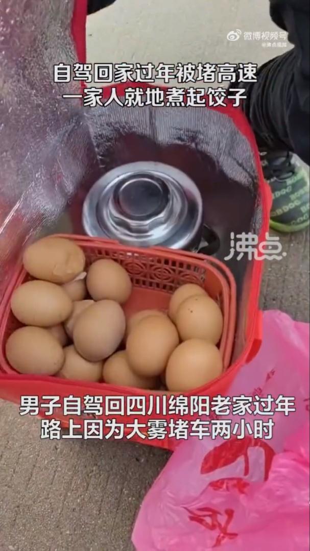 除了水餃一旁還放著馬鈴薯。(圖/翻攝自微博)