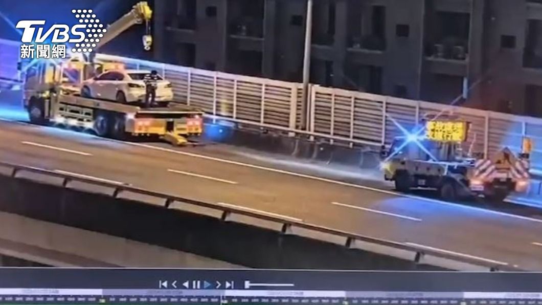 國道警察後續通知拖吊車協助排除。（圖／TVBS）