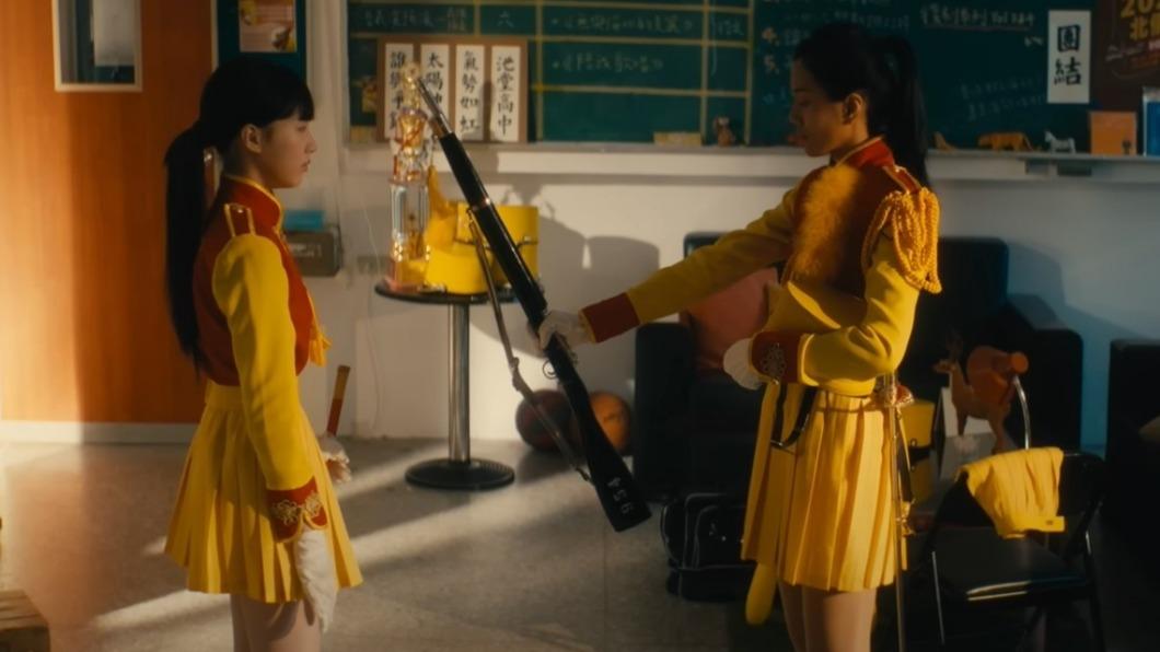 黃珮琪(右)與小S大女兒Elly(左)有精采對手戲。(圖/翻攝自〈這天〉MV片段)