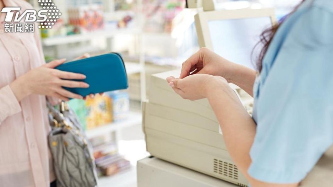 許多民眾趕在店到店過年公休前取貨。(示意圖/shutterstock達志影像)