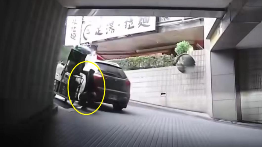 男走車道送貨遭撞輾斷腿 女駕駛落跑稱「以為沒撞到」