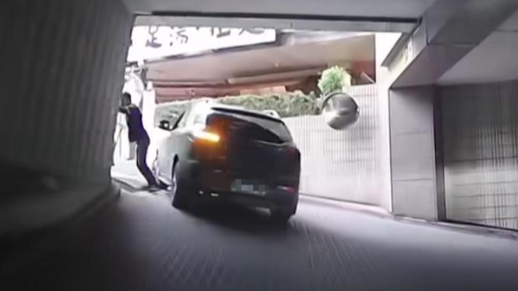 送貨員當時推著推車，沿著停車場車道要下貨梯。（圖／翻攝自爆料公社）