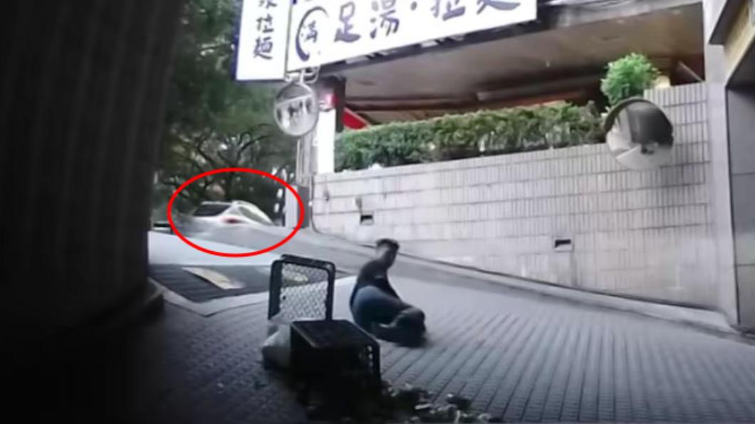 駕駛撞傷人後肇事逃逸。（圖／翻攝自爆料公社）