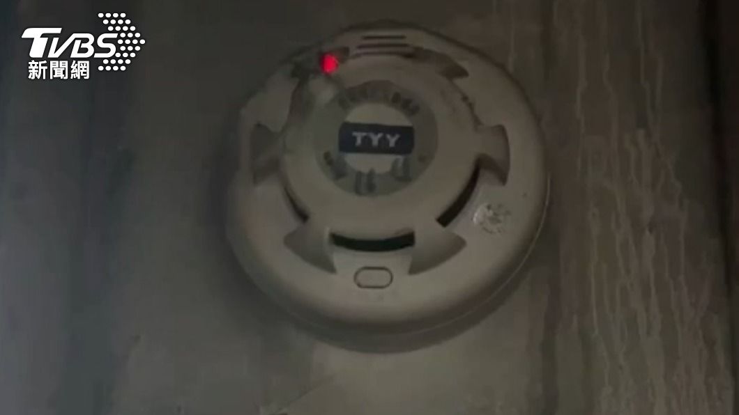 住警器警報提醒住戶逃離。(圖/TVBS)