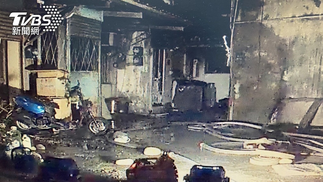 警消救出受困4人皆為男性。（圖／TVBS）