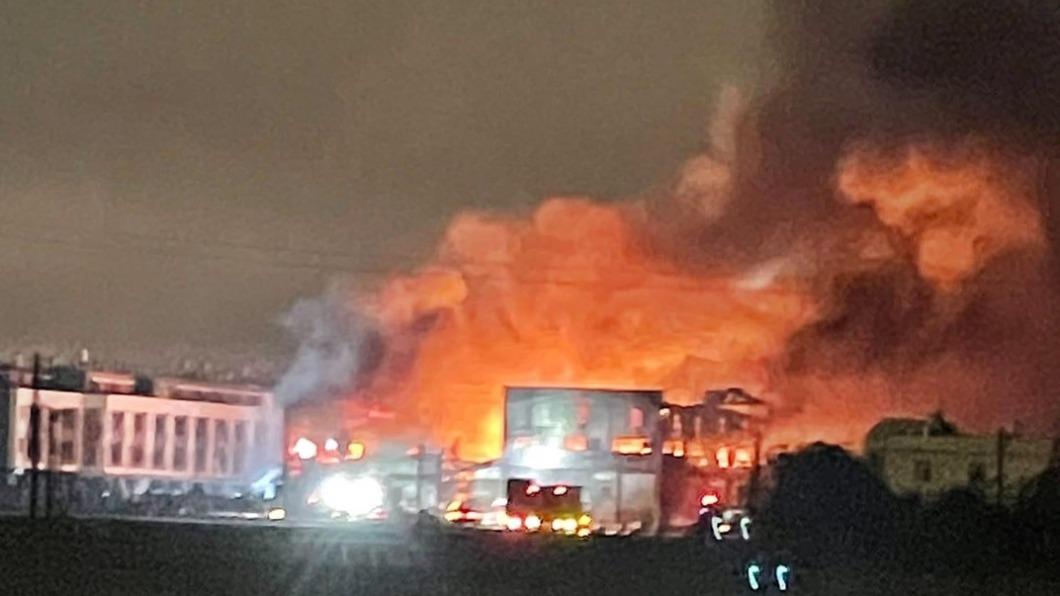 民宅火勢蔓延至連在一起的鐵皮屋。(圖/翻攝自彰化踢爆網臉書)