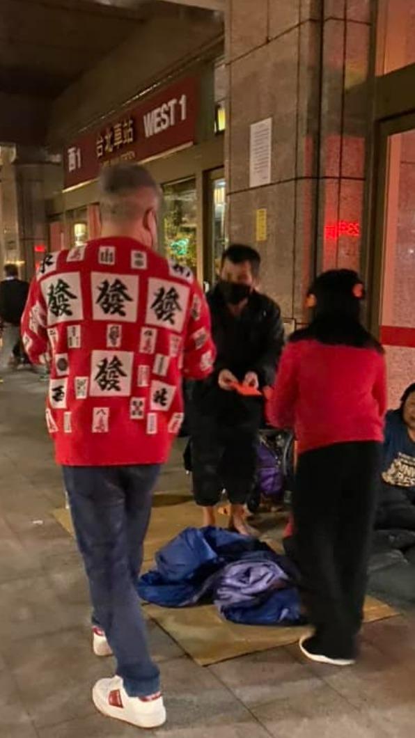 郁方全家到北車發紅包。（圖／翻攝自郁方臉書）