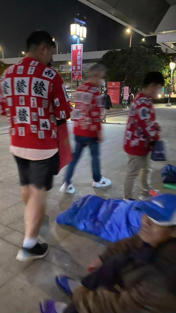 郁方全家除夕夜送暖。（圖／翻攝自郁方臉書）