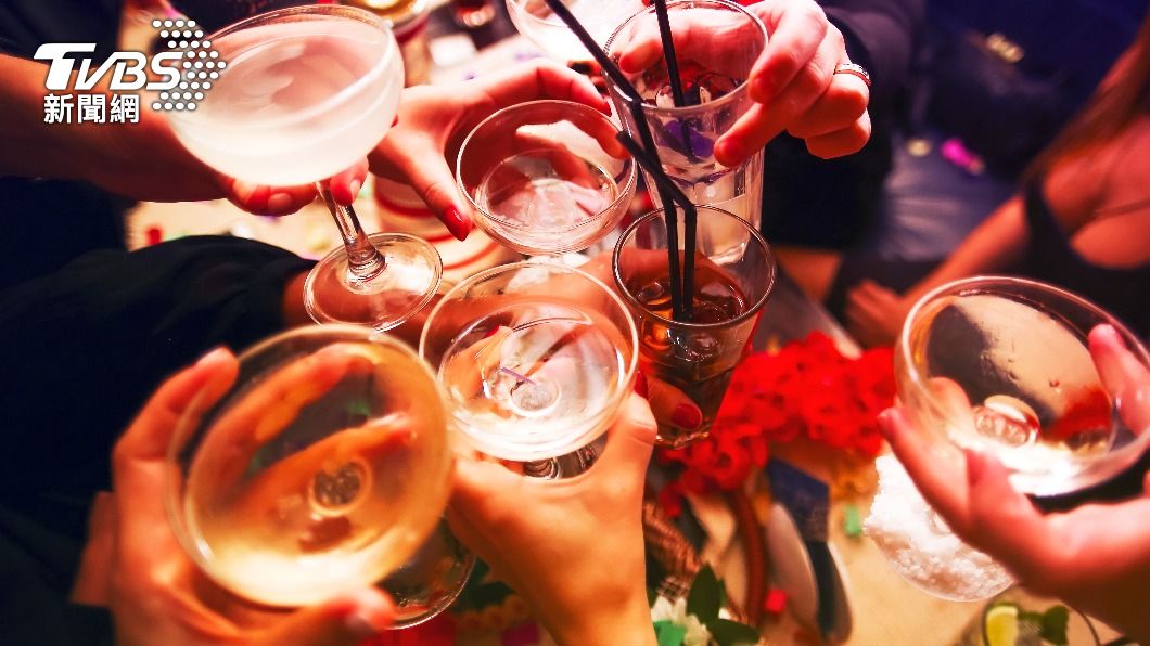 斯林格蘭教授認為戒酒會降低社交頻率。(示意圖/Shutterstock達志影像)