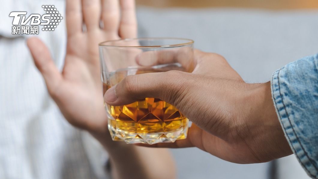 錯怪酒精了?專家爆「戒酒有損創造力」:人際關係將退化