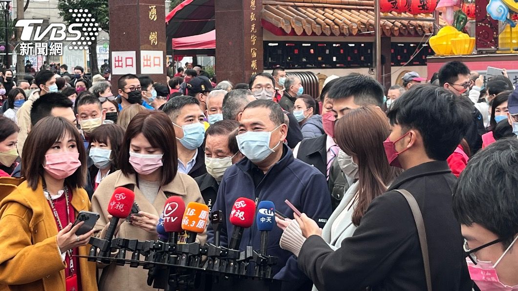 生活過不下去!侯友宜大年初一參拜 桃園民眾來下跪陳情