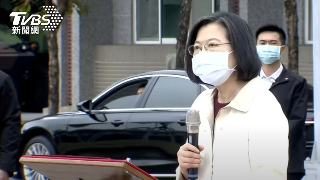 總統蔡英文上午前往憲兵裝步239營,慰勉輪值留守官兵。(圖/TVBS)