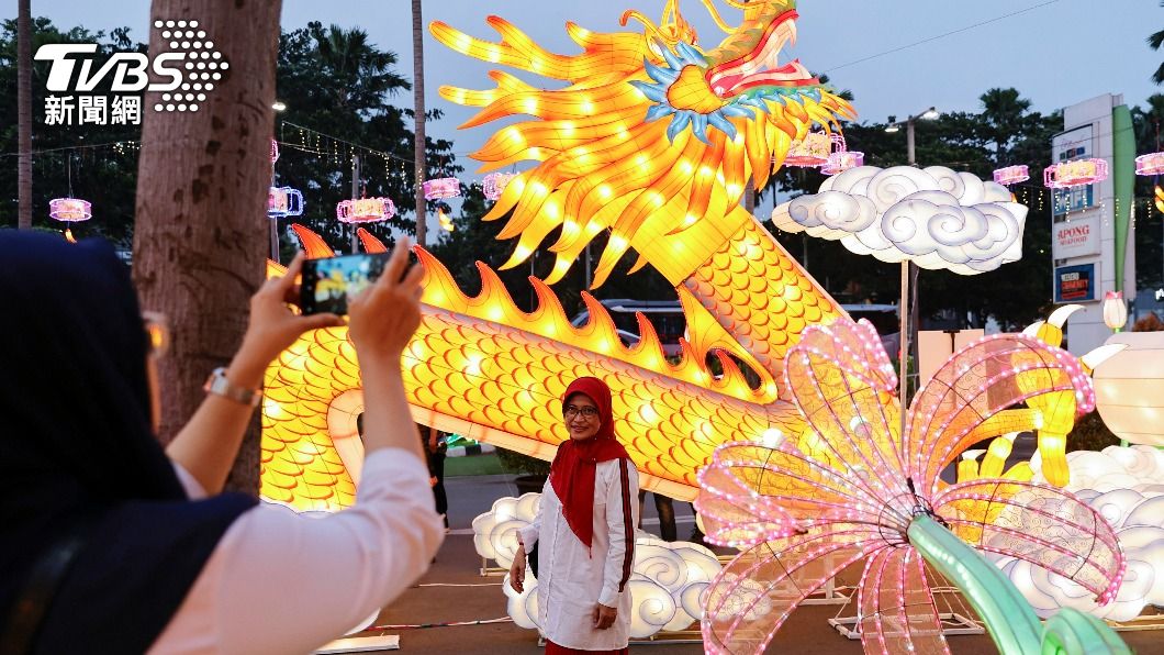 印尼南唐格朗的購物中心舉辦花燈祭慶新年，吸引大批民眾留影。（圖／達志影像路透社）