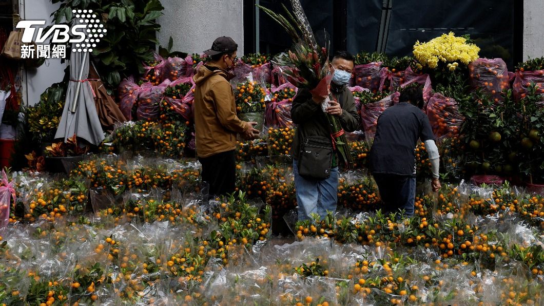 香港民眾上街採購鮮花，迎接新年來臨。（圖／達志影像路透社）