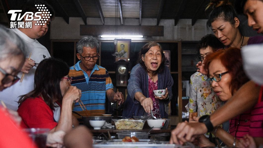 曼谷華人家庭吃年夜飯迎接新年。（圖／達志影像路透社）