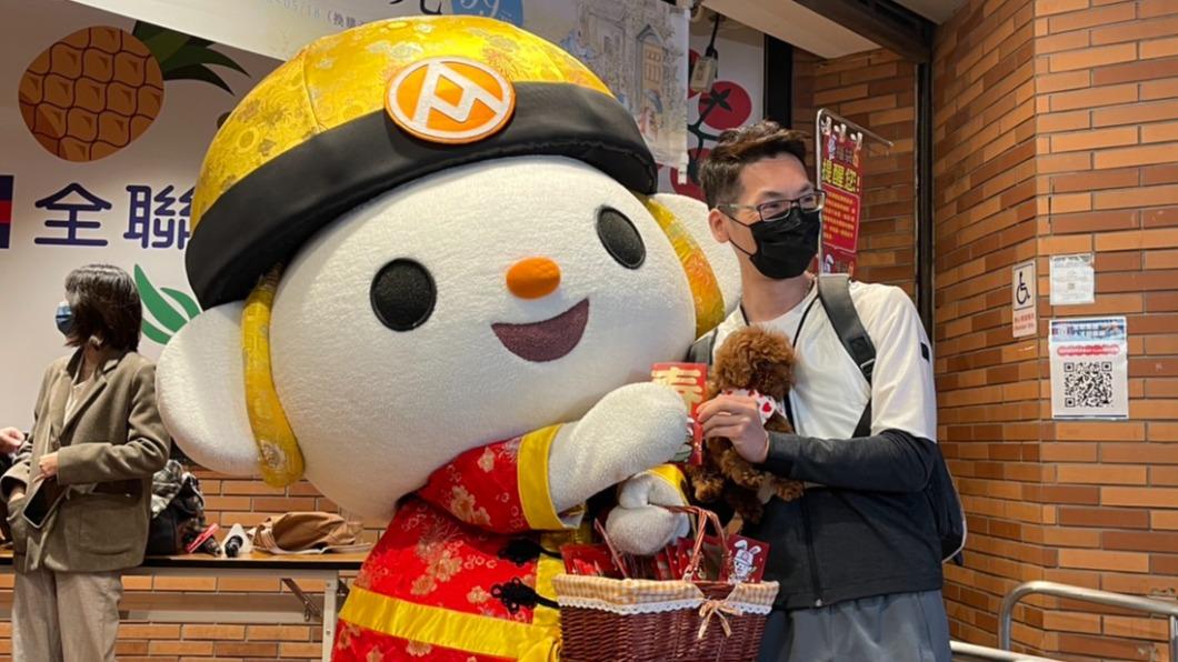 大安延吉店的民眾排10小時搶到頭香。(圖/業者提供)
