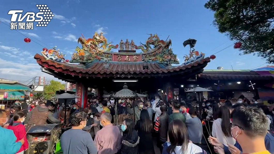 許多信眾來到紫南宮祈福求平安。(圖/TVBS資料畫面)