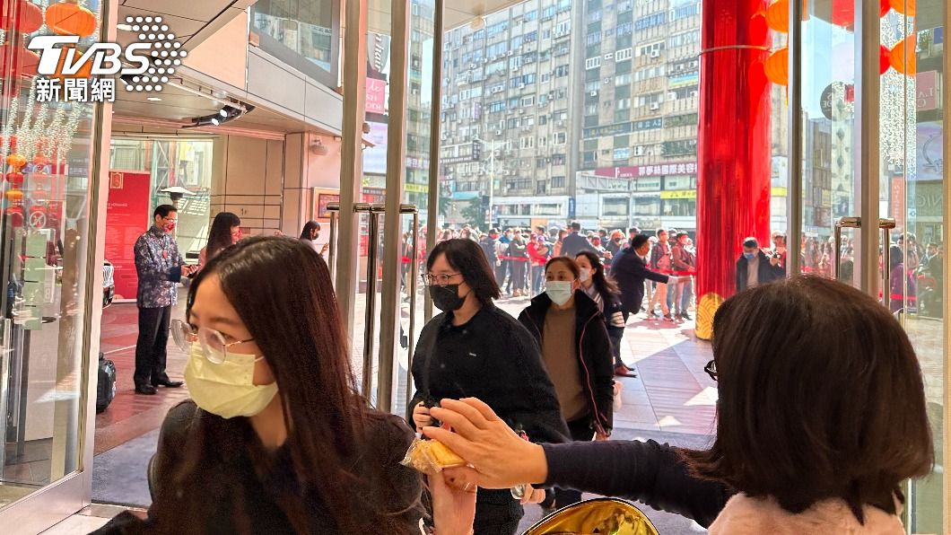 民眾衝到SOGO內搶買福袋。（圖／許稚佳攝）