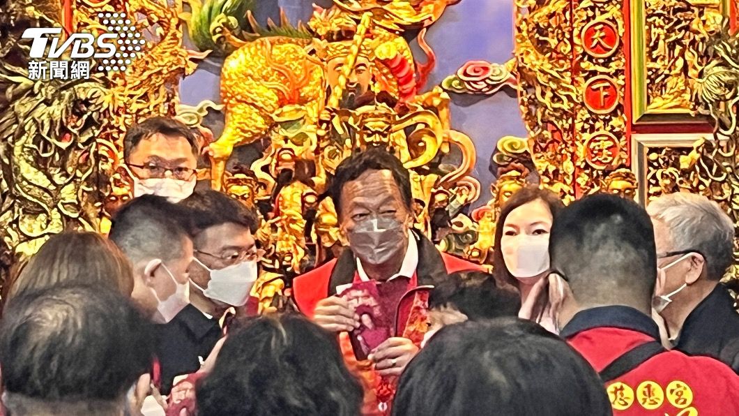 郭台銘參拜慈惠宮,並發紅包給民眾。(圖/黃韋銓攝)