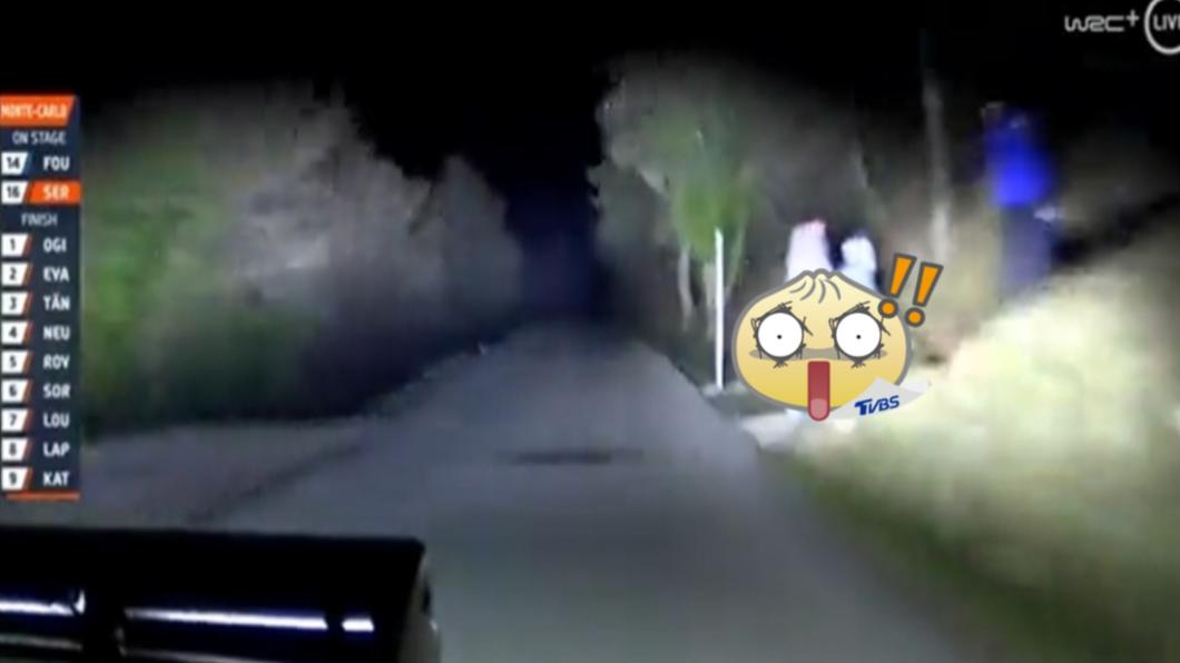 真的凍未條!賽車手公路狂飆 一轉彎撞見「光屁股活春宮」