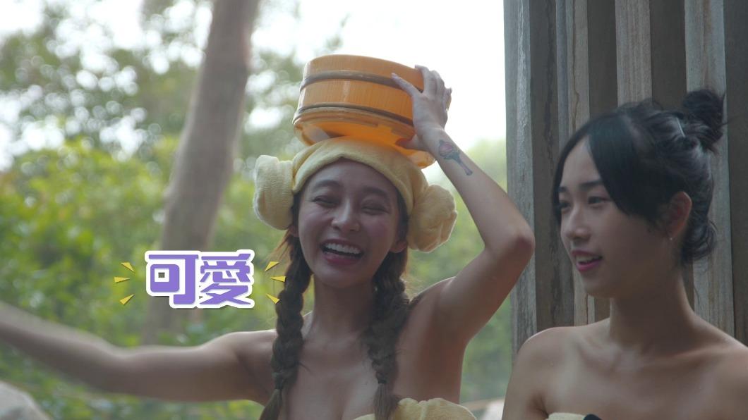 雖然披上毛巾,林襄依然透出性感。(圖/翻攝自《自然系女子旅行》)