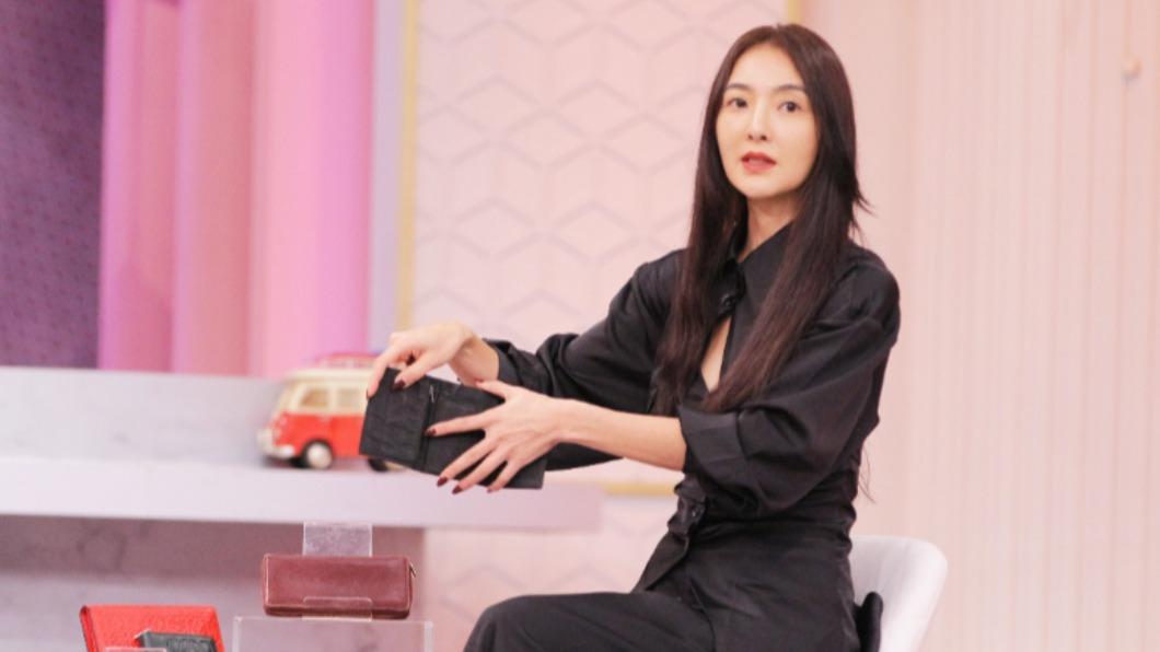 吳速玲分享買了23年的PRADA錢包。(圖/翻攝自女人我最大 YouTube)
