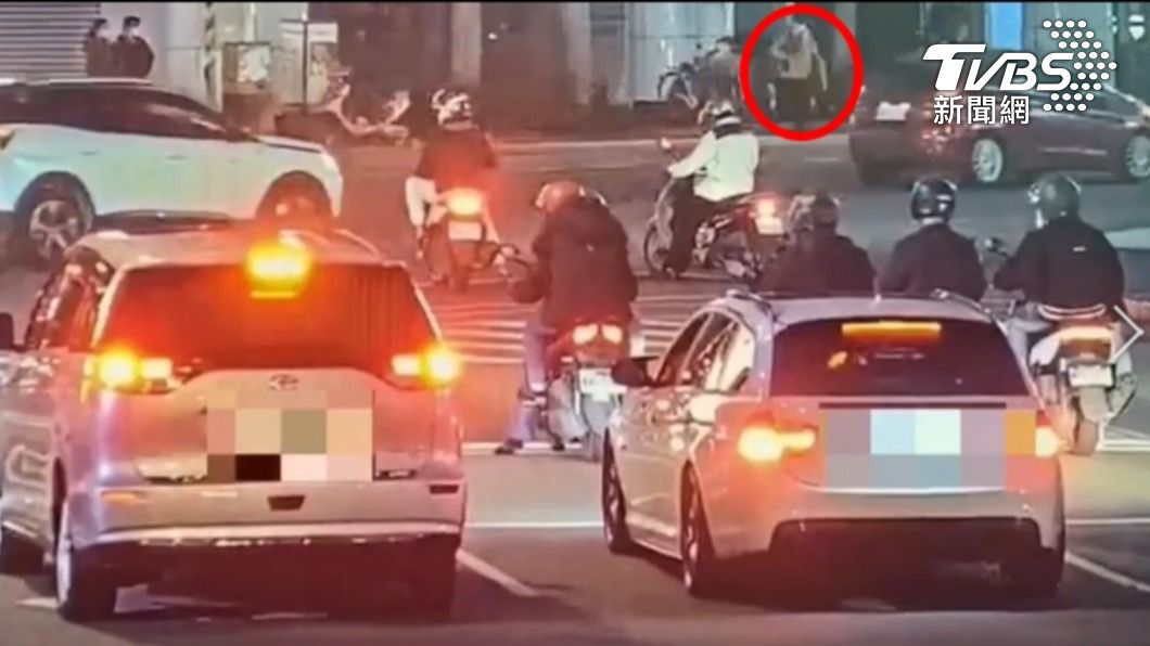 邱翁不斷觀望來車。(圖/TVBS)