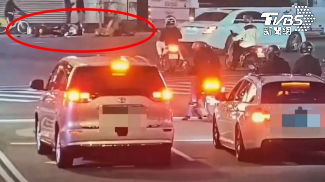 2人連人帶車噴飛。(圖/TVBS)