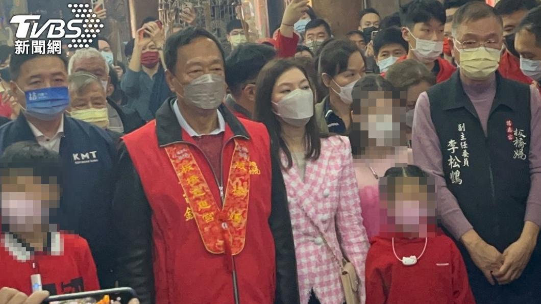 初一拜廟!郭台銘帶曾馨瑩現身 女粉絲狂喊「選總統」