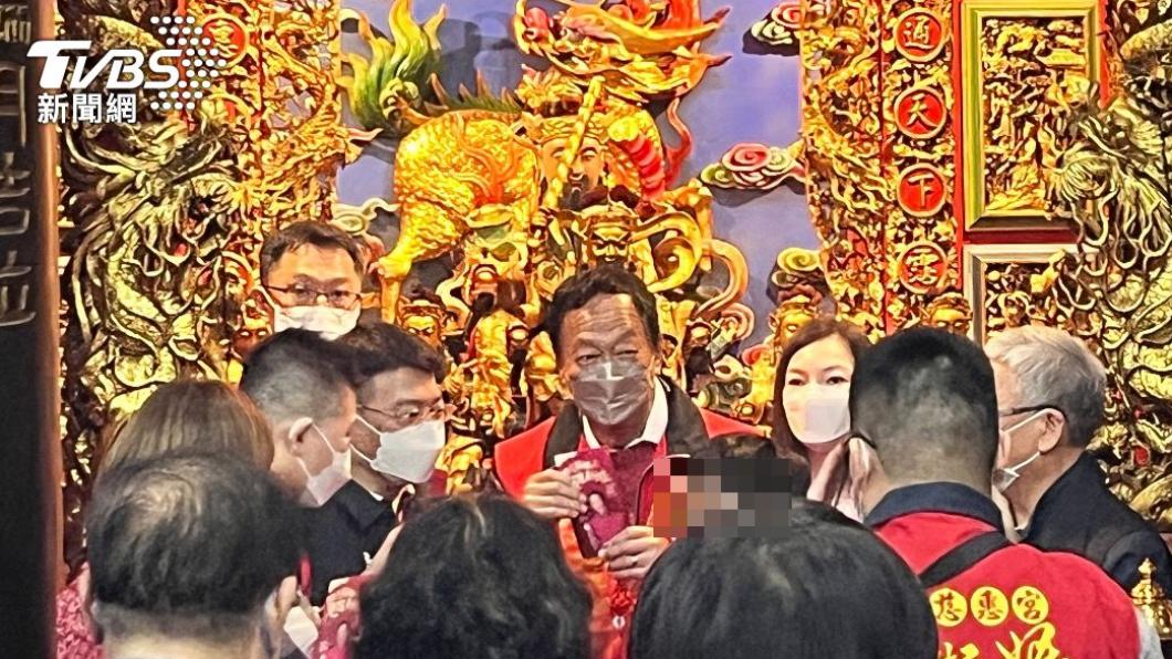 鴻海集團創辦人郭台銘前往慈惠宮參拜。(圖/黃韋銓攝)