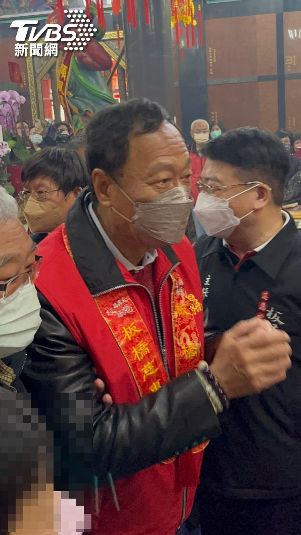 鴻海集團創辦人郭台銘前往慈惠宮參拜。(圖/黃韋銓攝)