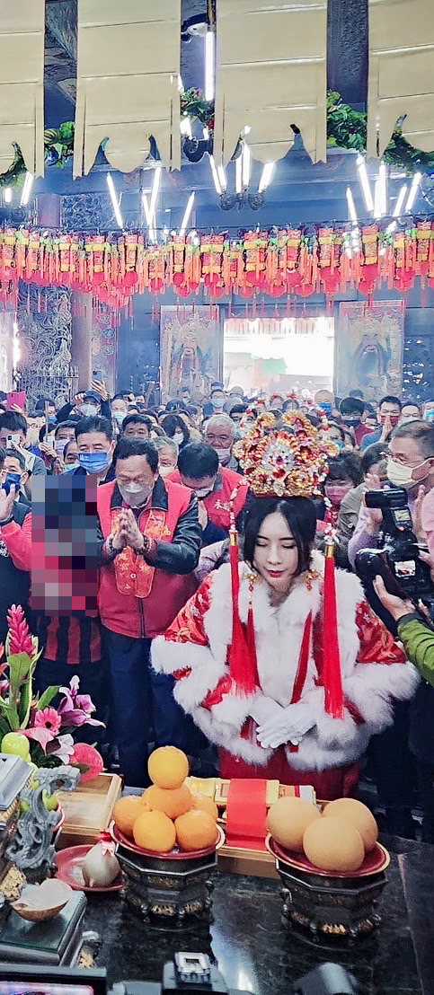 甄馨到慈惠宮當禮生，巧遇郭台銘一家。（圖／陳孝志提供）