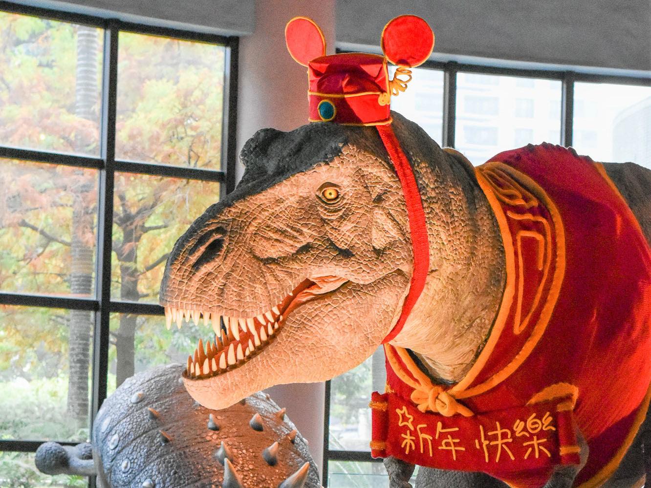 恐龍媽媽穿上紅色喜氣背心。(圖/翻攝自國立自然科學博物館 National Museum of Natural Science臉書)
