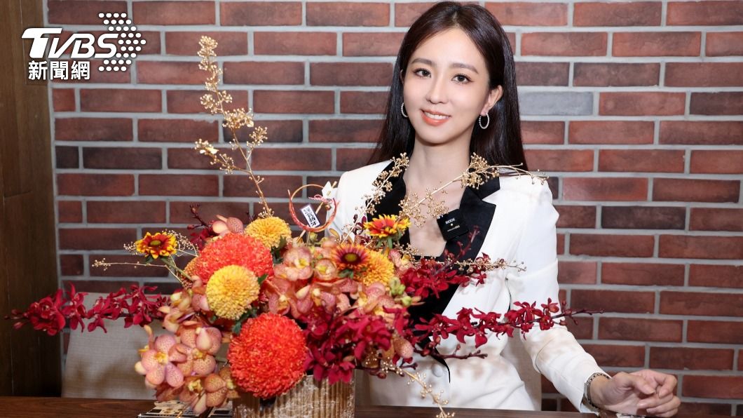 周曉涵拈花惹草獻手藝！新年願望竟被形容「很會生」　反應超真實