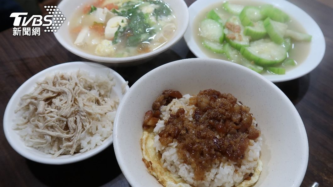 楊植斗說,台北的滷肉飯他幾乎都吃遍了,最喜歡像是阿英滷肉飯這種會「黏嘴唇」口感的滷肉飯。(圖/林至柔攝)