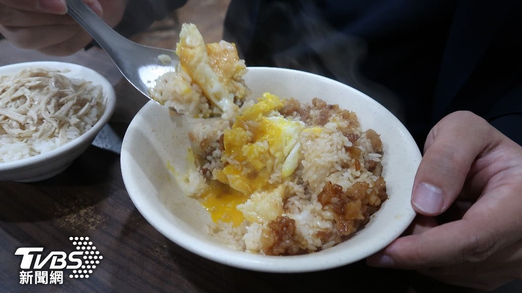 阿英滷肉飯的招牌「中瘋滷肉飯」,將五花肉切成條、塊狀,滷的軟爛,再澆上老滷汁,配上半熟蛋。(圖/林至柔攝)