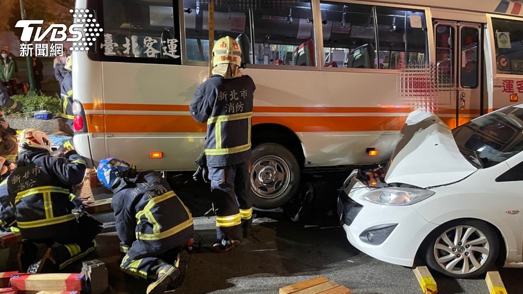 其中一名男騎士遭撞後被捲入車底。(圖/TVBS)