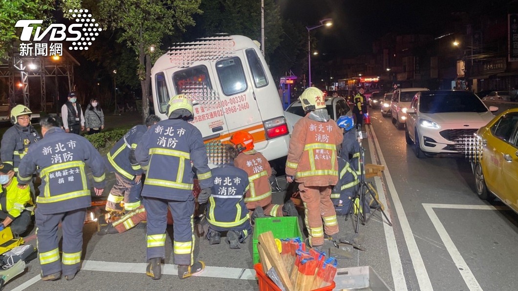 板橋客運右轉突逆向 男騎士停紅燈被撞輾壓車底全身骨折