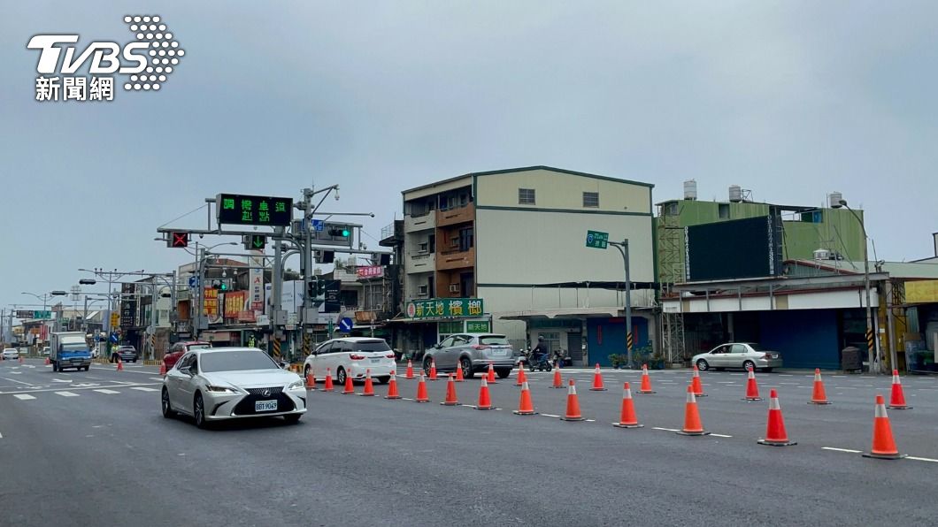 枋寮分局上午實施調撥車道。(圖/TVBS)