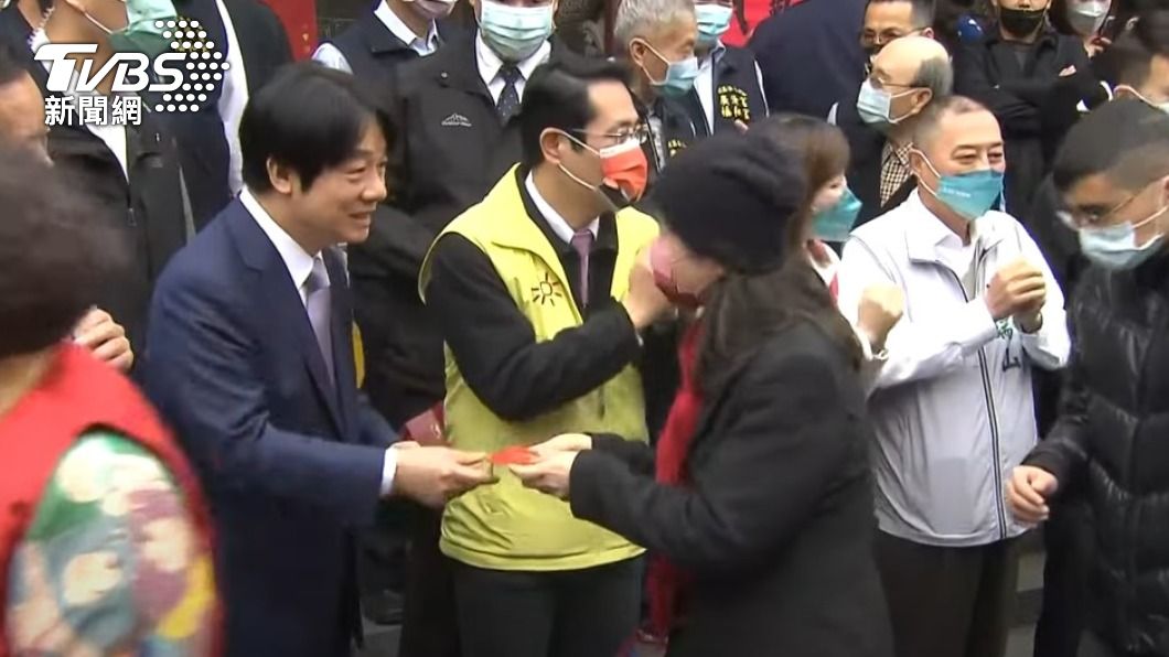 副總統賴清德發福袋,現場民眾搶排。(圖/TVBS)