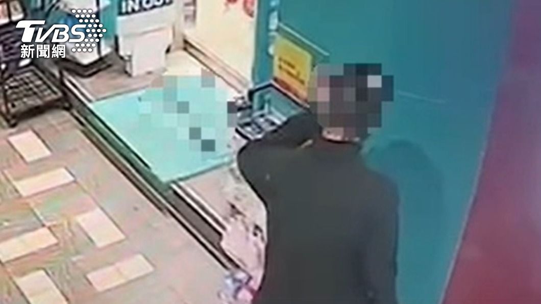 陳男偷走藥妝店商品。（圖／TVBS）