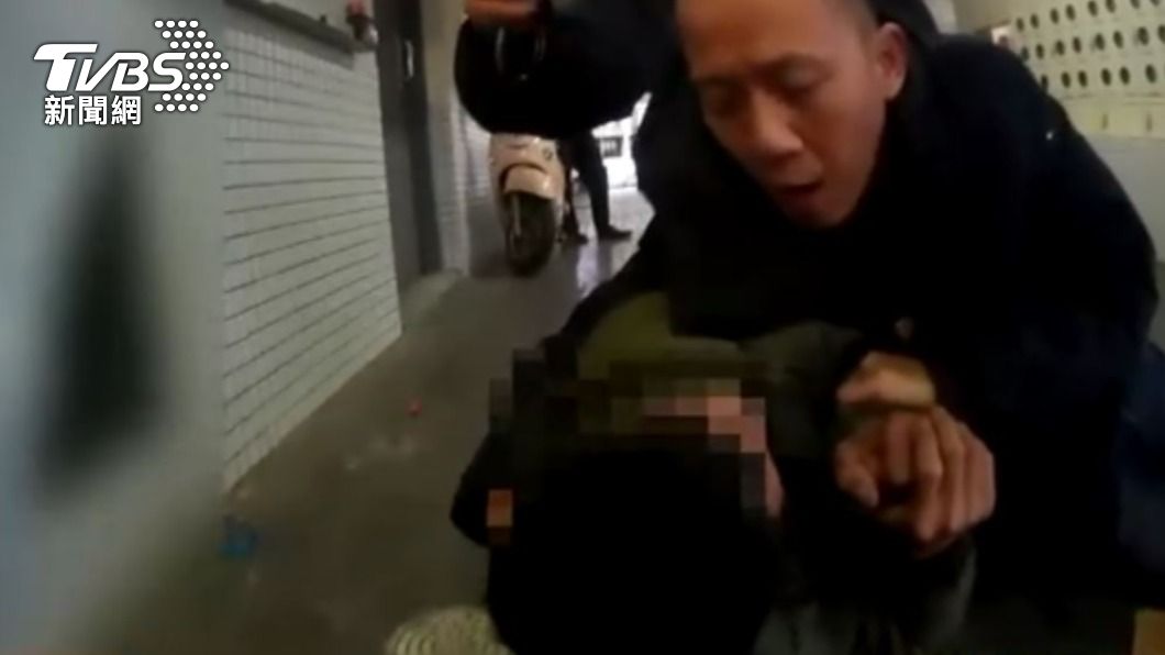 嫌犯藏身於宜蘭附近遭警方逮捕。(圖/TVBS)