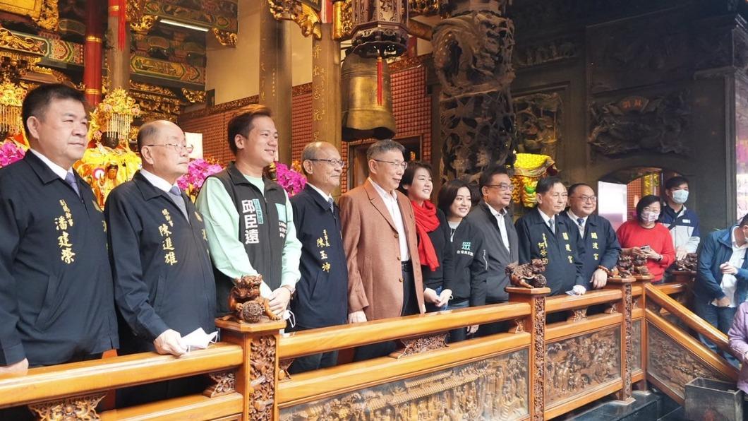 柯文哲今率前北市副市長黃珊珊、立委邱臣遠與北市議員黃瀞瑩等人參拜關渡宮。（圖／民眾黨提供）