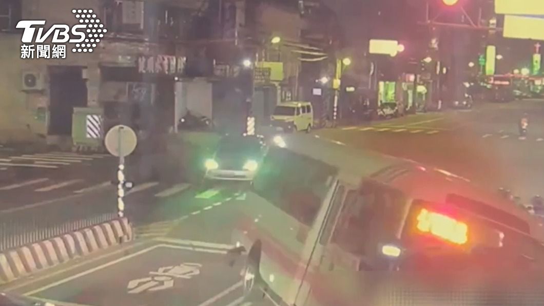 騎士連人帶車遭公車輾過。(圖/TVBS)