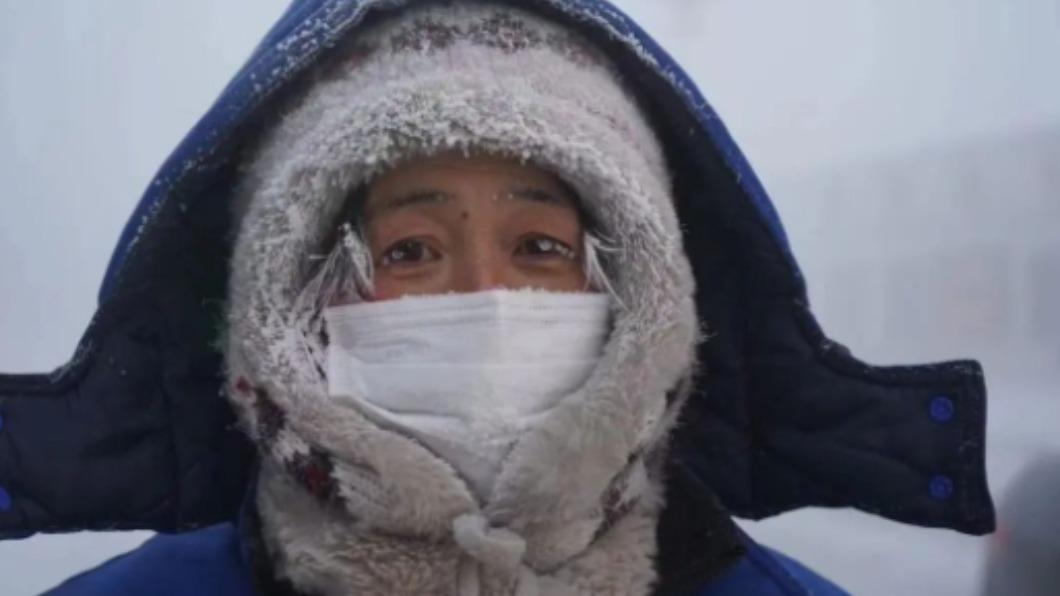民眾的眉毛、眼睫毛還有口罩上都凍得結霜。(圖/翻攝自觀察者)