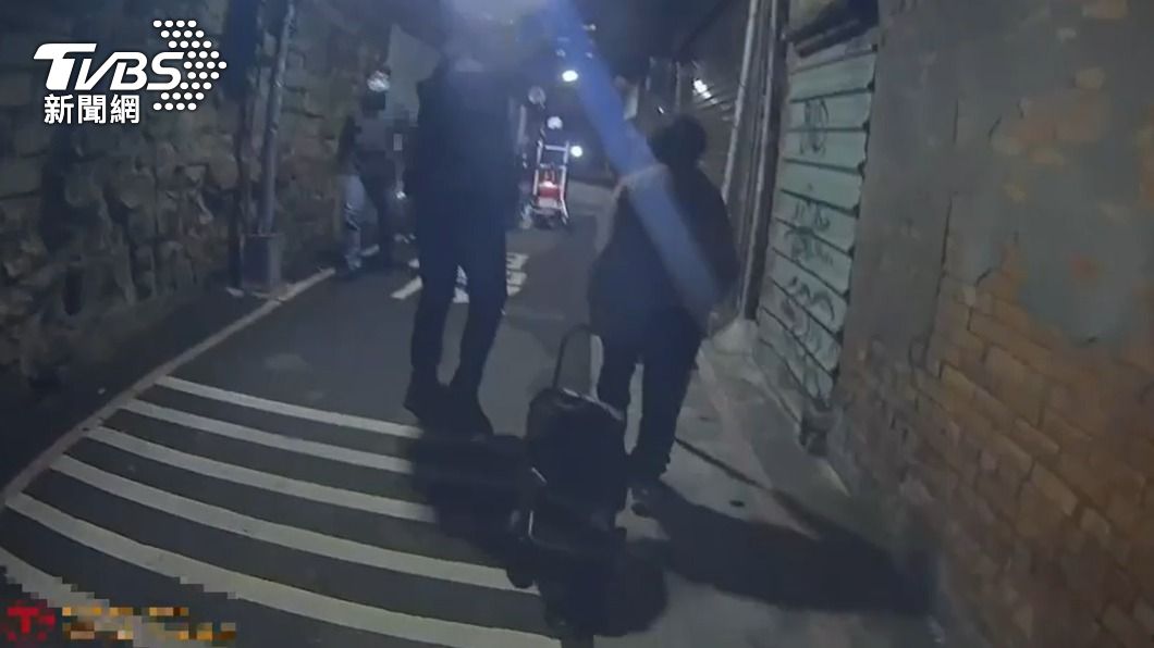 除夕驚魂!失智嬤搭車迷途 暖心女警助年夜飯前團圓