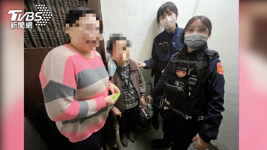 老婦人在女警陪同下平安返家。(圖/TVBS)