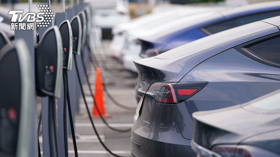 大半天都在排隊!中國電動車主「充電成難題」 返鄉時間倍增