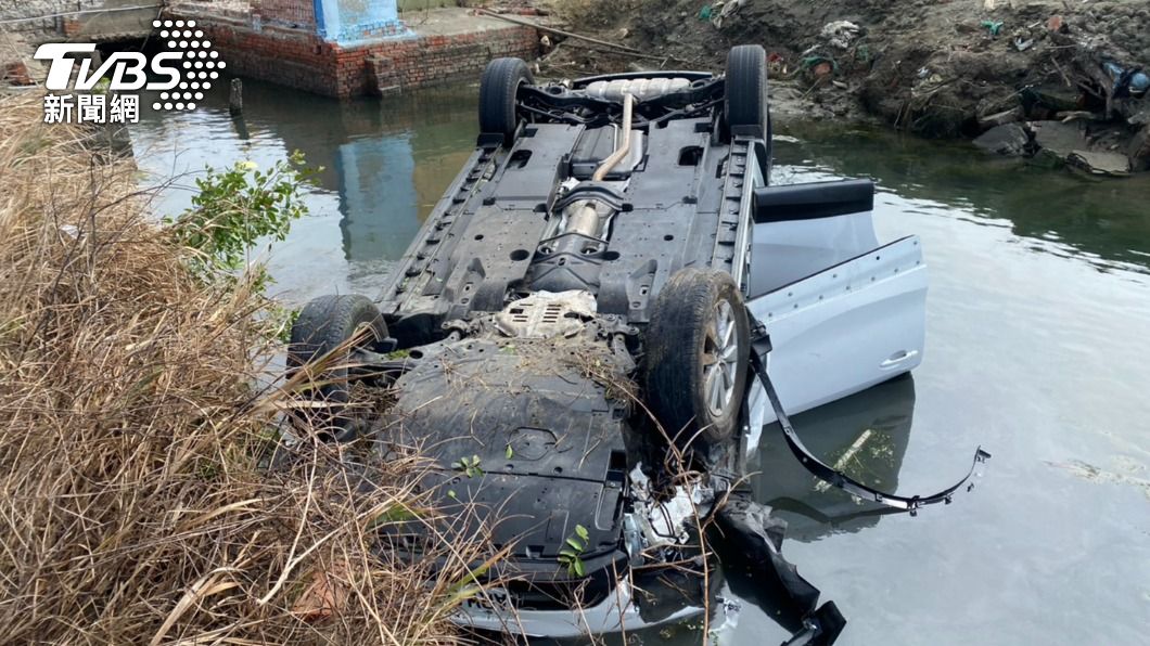 還沒初四就出事!台南車禍「冰掐」衝水溝 5人險溺嚇壞