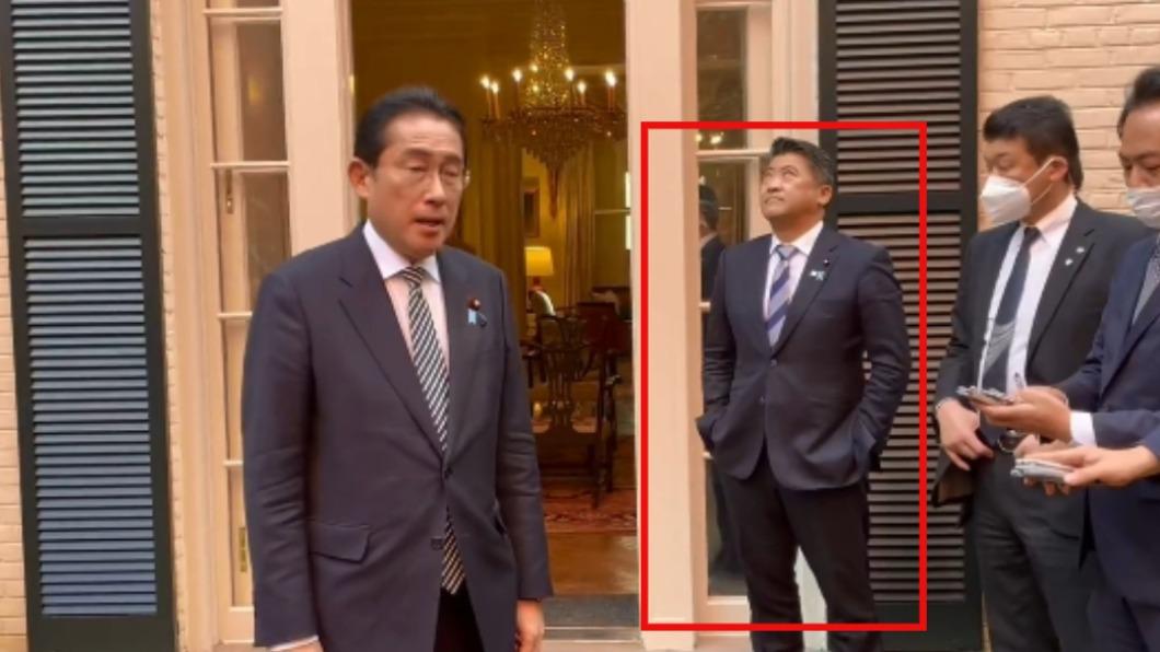 日官員陪岸田訪美一舉動被網友轟爆 親媽也痛罵:夠丟臉